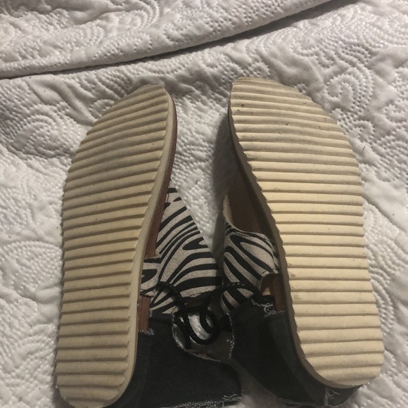 Zebra thong sandals - Picture 3 of 3